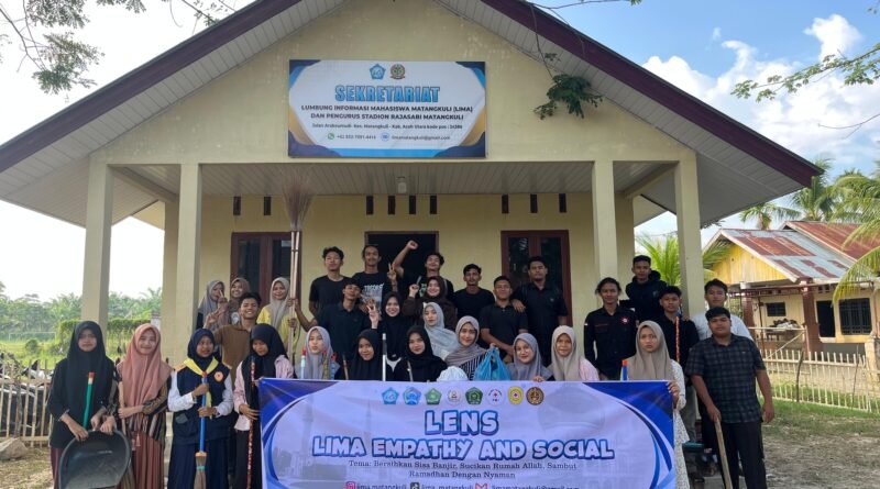 Melalui Program LENS, Mahasiswa Matangkuli Bersihkan Sisa Banjir di Rumah Ibadah