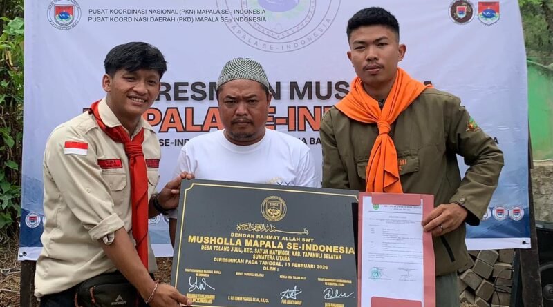 Foto bersama peresmian penandatanganan tanah wakaf oleh Kepala Desa Tolang Julu
