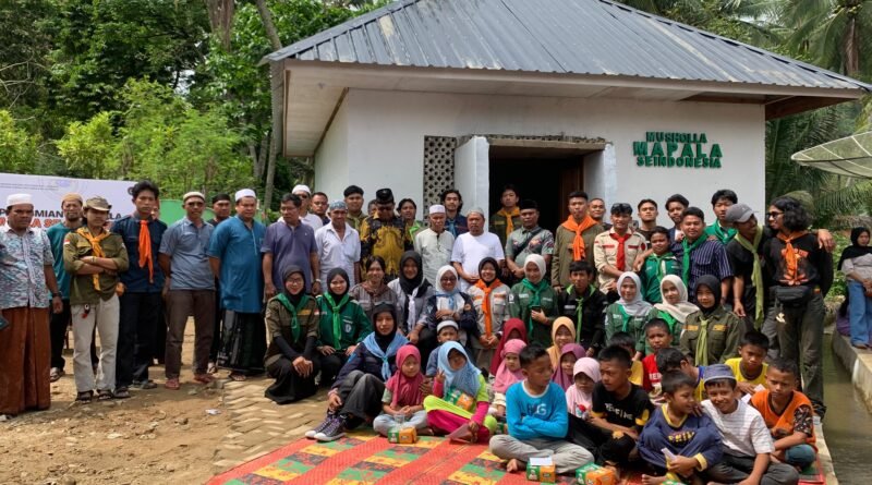 Foto bersama MAPALA Se-Indonesia dan warga