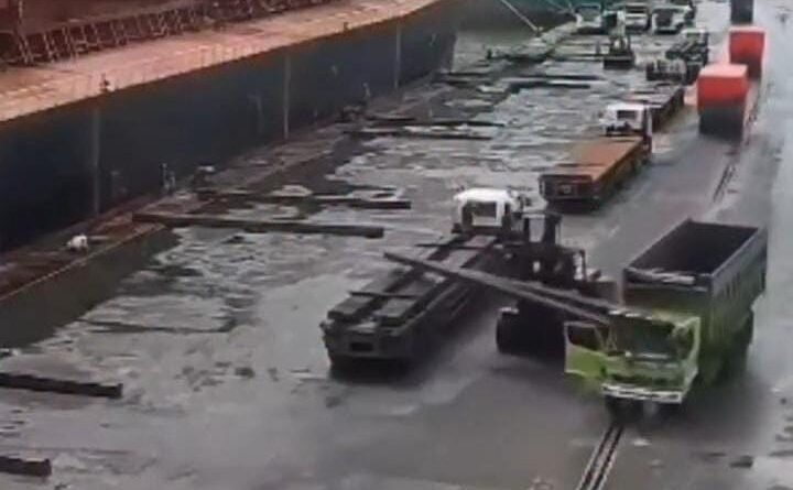 Kecelakaan kerja terjadi di area dermaga PT Pelabuhan Indonesia (Pelindo) melibatkan kendaraan operasional dan alat berat saat proses bongkar muat berlangsung