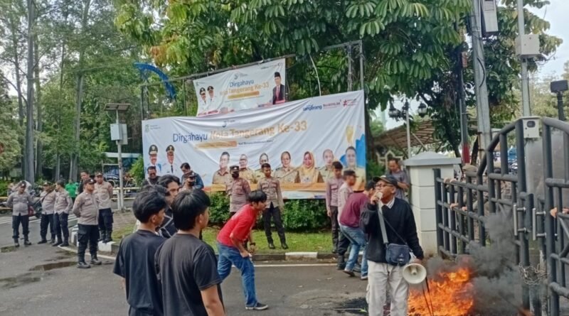 Koordinator aksi, Holid, sampaikan tuntutan depan Gedung Pusat Pemerintahan Kota Tangerang