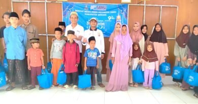 Foto bersama santunan kepada puluhan anak yatim di Kecamatan Kramatwatu