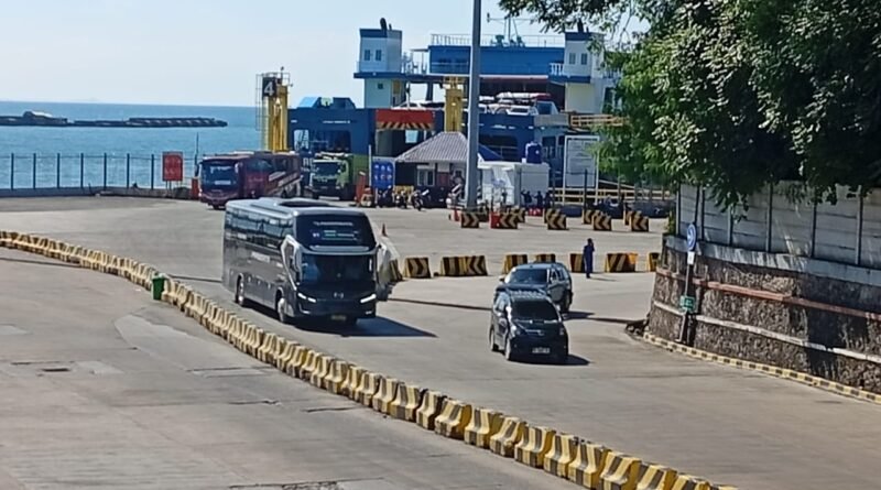 Kondisi arus mudik pelabuhan Merak pada siang hari