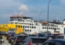 Kendaraan roda empat mulai memadati untuk memasuki kapal di Gilimanuk