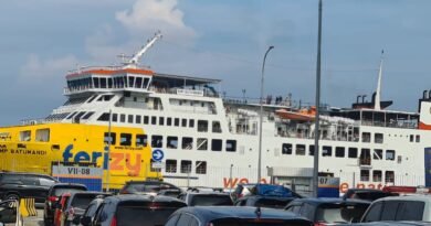 Kendaraan roda empat mulai memadati untuk memasuki kapal di Gilimanuk