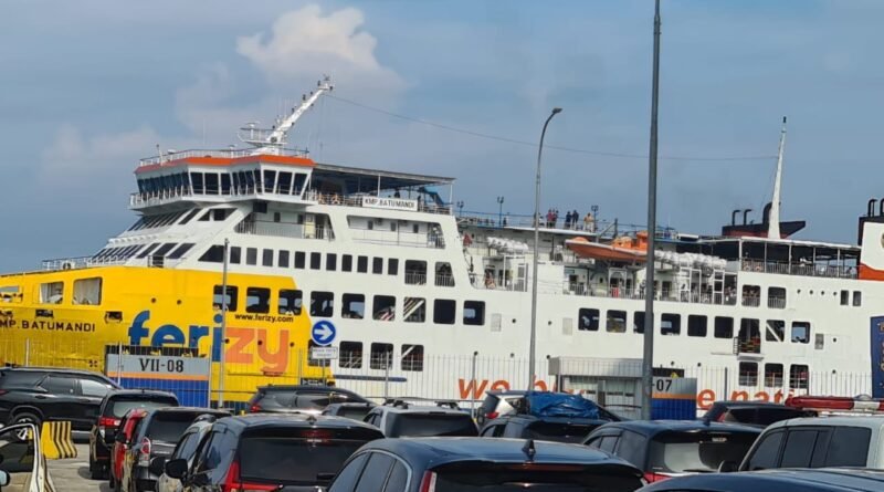 Kendaraan roda empat mulai memadati untuk memasuki kapal di Gilimanuk