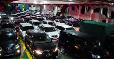 Antrean kendaraan di dalam kapal menuju pelabuhan penyebrangan selanjutnya