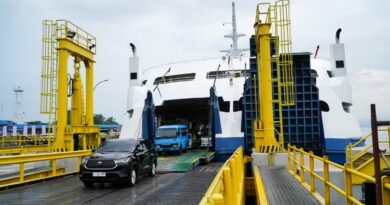 Berbagai kendaraan keluar kapal setelah penyebrangan selanjutnya