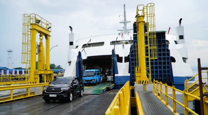 Berbagai kendaraan keluar kapal setelah penyebrangan selanjutnya