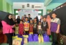 Foto bersama Baitulmaal Muamalat (BMM) Sulawesi Selatan dan anak yatim-piatu untuk penyerahan simbolis 