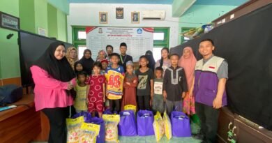 Foto bersama Baitulmaal Muamalat (BMM) Sulawesi Selatan dan anak yatim-piatu untuk penyerahan simbolis 