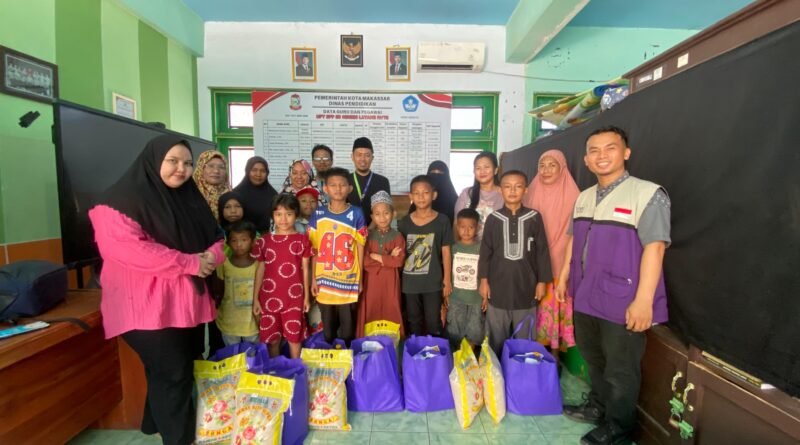 Foto bersama Baitulmaal Muamalat (BMM) Sulawesi Selatan dan anak yatim-piatu untuk penyerahan simbolis 
