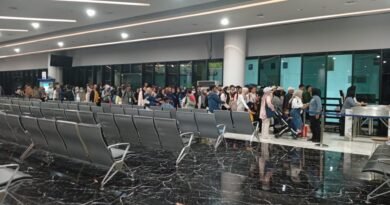 Sejumlah penumpang mengantre untuk proses keberangkatan di terminal penyeberangan pada periode arus mudik Lebaran 2026, H-4