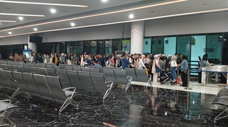 Sejumlah penumpang mengantre untuk proses keberangkatan di terminal penyeberangan pada periode arus mudik Lebaran 2026, H-4