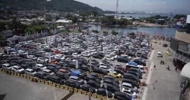 Antrean kendaraan di pelabuhan menunggu kedatangan kapal