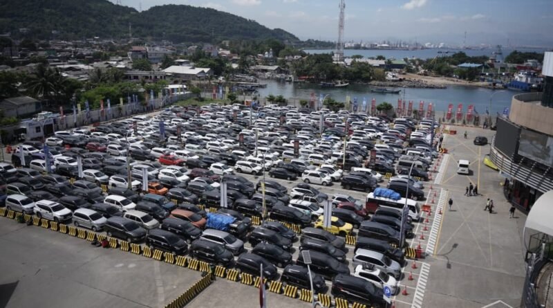 Antrean kendaraan di pelabuhan menunggu kedatangan kapal