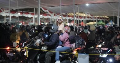 Para pemudik sepeda motor mengantri menunggu giliran memasuki kapal