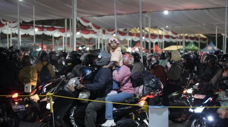 Para pemudik sepeda motor mengantri menunggu giliran memasuki kapal