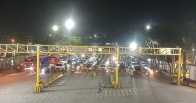 Pengendara pemudik bersiap memasuki kapal