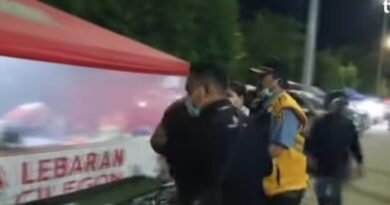 Petugas mengangkat pemudik yang pingsan