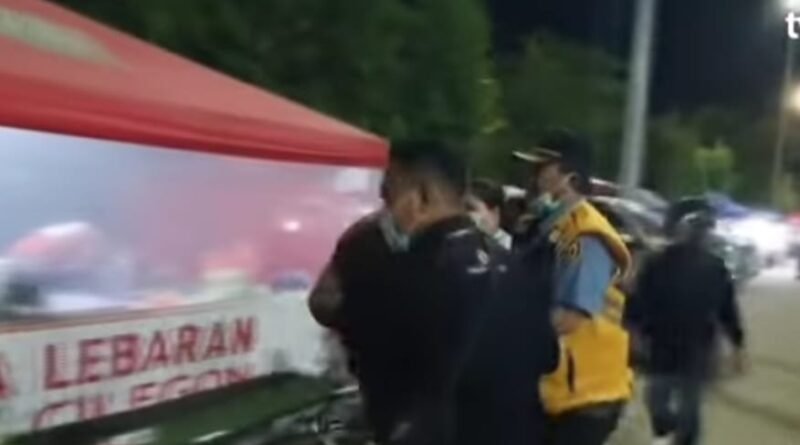 Petugas mengangkat pemudik yang pingsan