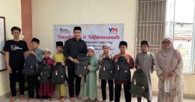 Foto bersama penyerahan santunan anak yatim-piatu