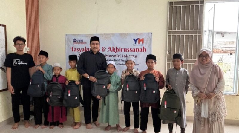 Foto bersama penyerahan santunan anak yatim-piatu