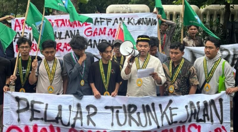 Pelajar Islam Indonesia (PII) memadati jalanan ibu kota dalam sebuah aksi unjuk rasa