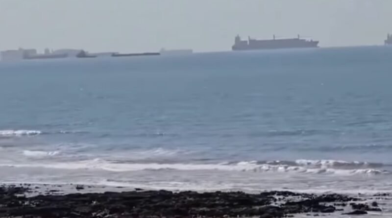 Tangkapan layar di selat hormuz | banyak kapal bersender tengah laut