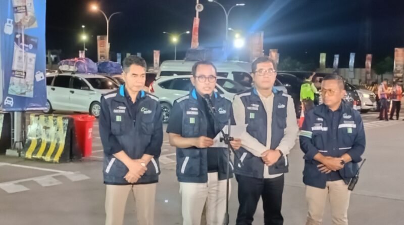 PT ASDP Indonesia Ferry (Persero) memberikan keterangan pers terkait kondisi arus mudik Lebaran 2026 di Terminal Eksekutif Pelabuhan Merak, Banten, Kamis (19/3/2026) malam