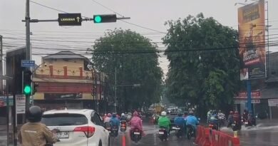 Orang-orang sibuk berangkat dan pulang kerja di lintasan lampu merah