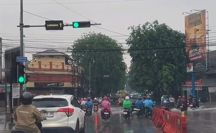 Orang-orang sibuk berangkat dan pulang kerja di lintasan lampu merah