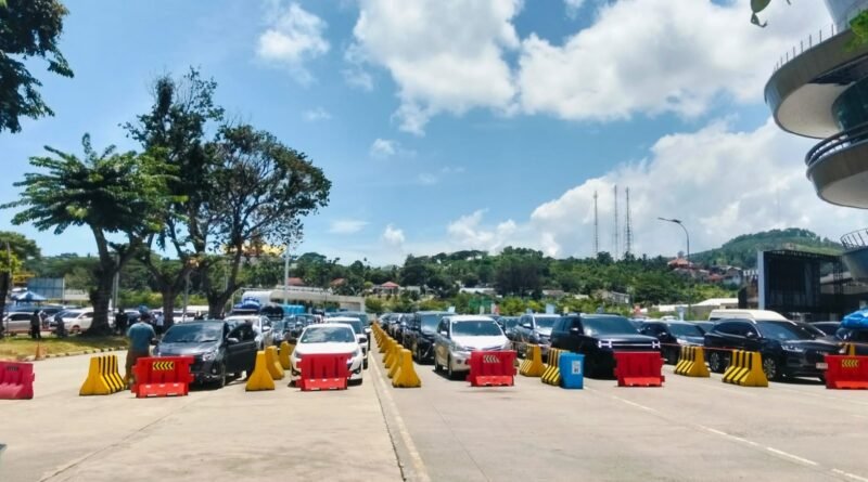 Kondisi pelabuhan merak kendaraan mengantri memasuki kapal