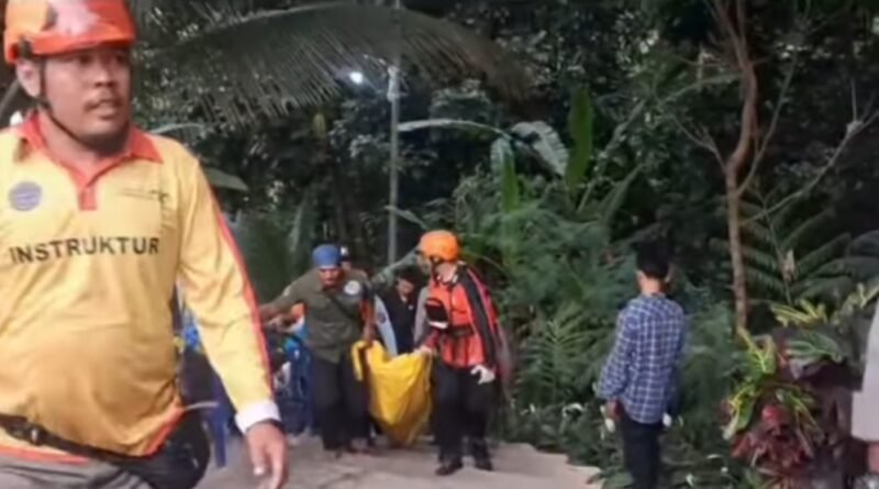 Evakuasi Tim Sar di curug goong