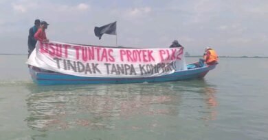 Foto sumber: Fb Nelayan Kholid | Nelayan menuntut keadilan untuk mengusut tuntas kasus pagar laut