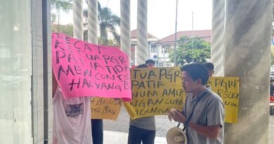 Mahasiswa menuntut pemecatan Ketua PGRI Kecamatan Patia yang diduga melakukan pelanggaran etik