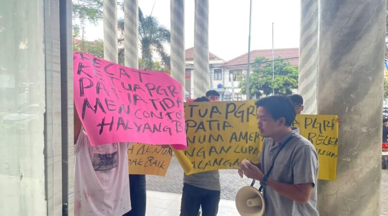 Mahasiswa menuntut pemecatan Ketua PGRI Kecamatan Patia yang diduga melakukan pelanggaran etik