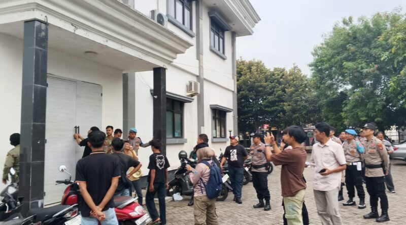 Foto: Mahasiswa lakukan aksi protes terhadap dugaan pelanggaran etik yang dilakukan oleh oknum Ketua PGRI