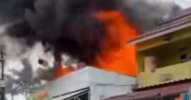 Kebakaran hebat terjadi di sebuah ruko yang berada di Lingkungan Kependilan
