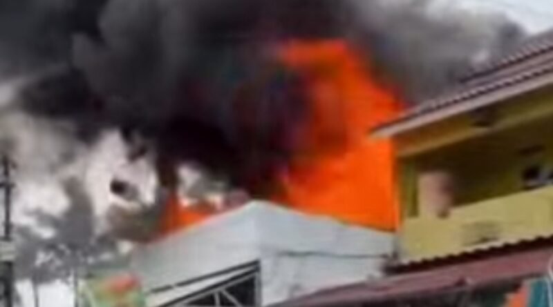 Kebakaran hebat terjadi di sebuah ruko yang berada di Lingkungan Kependilan