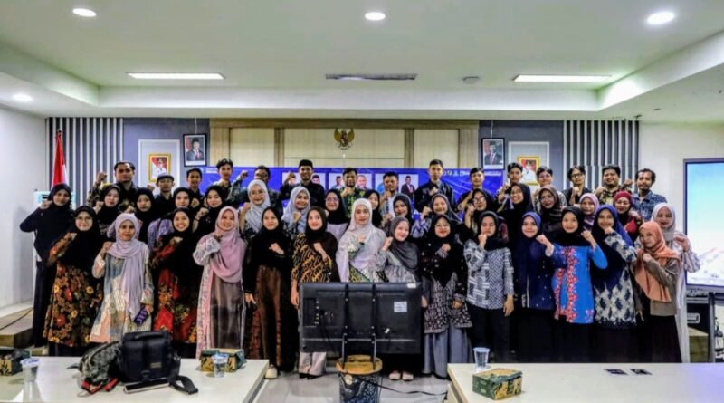 Foto bersama peserta pelatihan jurnalistik di gedung Kominfo Provinsi Banten