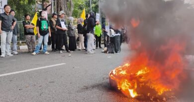 FOTO: Poros Baru Tangerang Gelar aksi dan bakar ban sembari suarakan rangkaian persoalan yang terjadi di Indonesia 