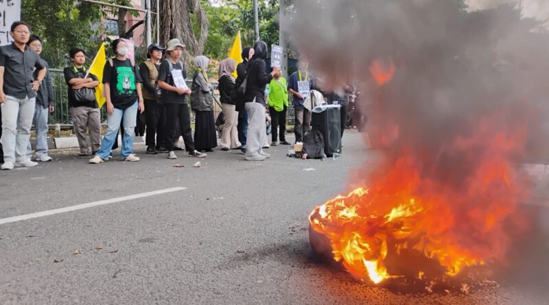 FOTO: Poros Baru Tangerang Gelar aksi dan bakar ban sembari suarakan rangkaian persoalan yang terjadi di Indonesia 