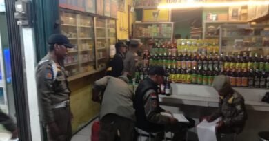 Satpol PP Kota Cilegon yg gelar razia minuman keras di sejumlah warung jamu