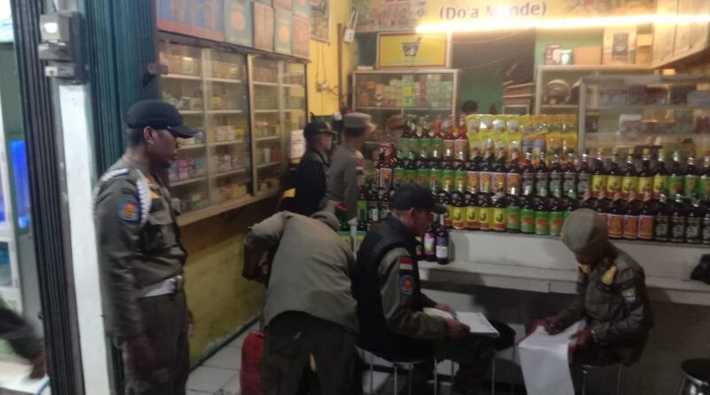 Satpol PP Kota Cilegon yg gelar razia minuman keras di sejumlah warung jamu