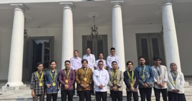 Foto bersama Gubernur Banten Andra Soni beserta jajaran pengurus PII di gedung negara
