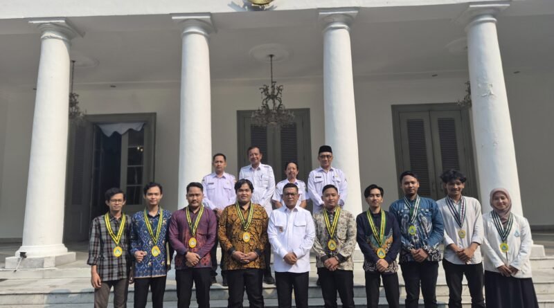 Foto bersama Gubernur Banten Andra Soni beserta jajaran pengurus PII di gedung negara