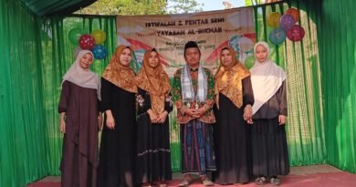 Foto bersama acara Istifalan dan Akhirussanah tingkat Raudhatul Athfal (RA) dan Madrasah Diniyah Takmiliyah Awaliyah (MDTA)