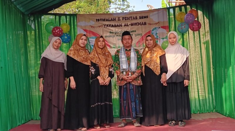 Foto bersama acara Istifalan dan Akhirussanah tingkat Raudhatul Athfal (RA) dan Madrasah Diniyah Takmiliyah Awaliyah (MDTA)