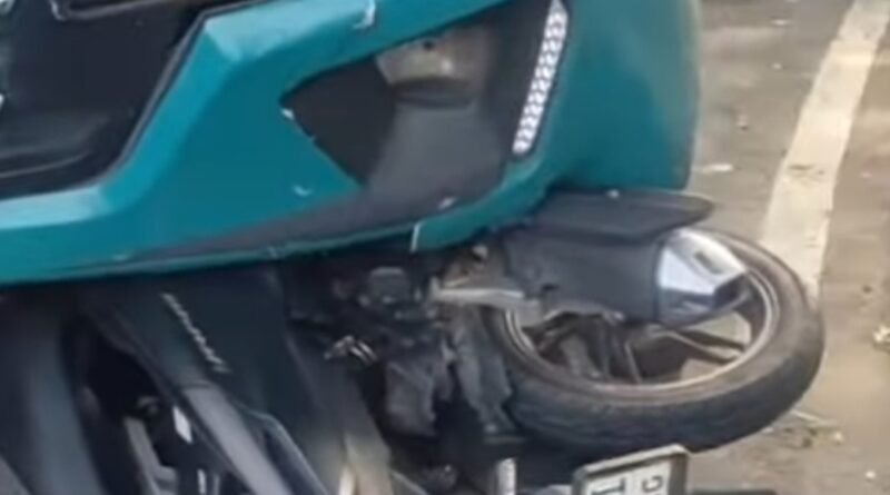 Kecelakaan lalulintas bus asli prima tabrak sepeda motor saat lampu di Palima Kota serang